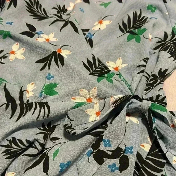 3/25 promo! Monteau wrap blouse size large - Picture 4 of 7